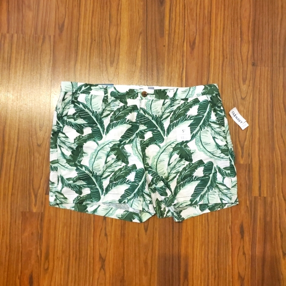 Old Navy Pants - ⚡️ NWT! OLD NAVY Women's Size 14 Green & White Floral Belt Loops Low-Rise Shorts